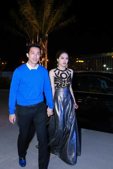 Cả hai đến sự kiện bằng chiếc xe sang tiền tỷ