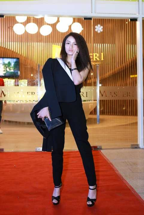 Thuỷ Top cũng thu hút mọi sự chú ý khi thay đổi ngoại hình đầy cá tính và phong cách. Cô nàng biến hoá với mái tóc xù và phong cách cá tính không cần hở vòng một nhưng vẫn gợi cảm. 