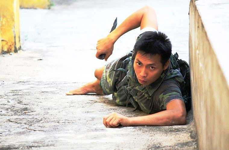 Chiến sĩ đặc công nước huấn luyện tiếp cận mục tiêu với vũ khí dao. (Theo Kiến thức) 