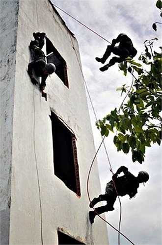 Còn Đặc công Biệt động chuyên hoạt động và đánh các mục tiêu ở đô thị và vùng ven, vùng sâu, khi cần có thể đánh các mục tiêu dưới nước, ở vùng nông thôn đồng bằng và rừng núi. (Theo Kiến thức) 