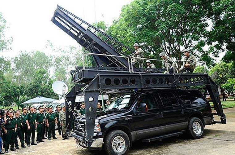 Các chiến sĩ đặc công trong nhiệm vụ mới – chống khủng bố được Đảng, Nhà nước và Quân đội đầu tư nhiều trang bị mới. Ví dụ như xe thang trong ảnh. (Theo Kiến thức)