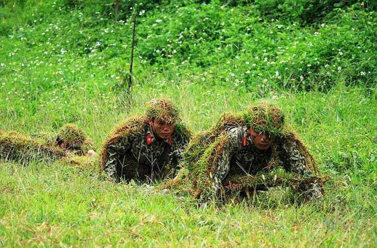 Qua quá trình chiến đấu, trưởng thành, đặc công Việt Nam chia thành 3 lực lượng chính gồm: đặc công bộ, đặc công nước và đặc công biệt động. Trong ảnh, các chiến sĩ đặc công bộ ngụy trang tiếp cận mục tiêu. (Theo Kiến thức)