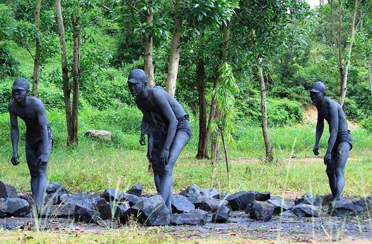 Bộ đội đặc công Việt Nam trình diễn kĩ thuật ngụy trang tuyệt vời. (Theo Kiến thức)