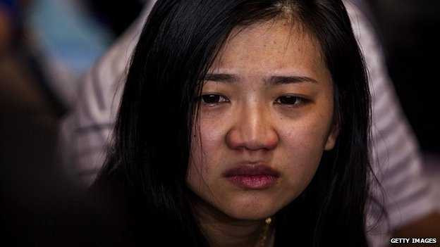 Người thân hành khách trên chuyến bay QZ8501 vật vã chờ tin