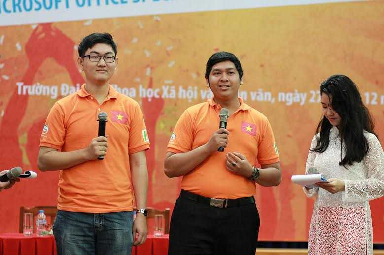 Các Đại sứ MOS 2014 là hai em đã đoạt giải quốc tế giao lưu với các bạn sinh viên trong hội thảo phát động