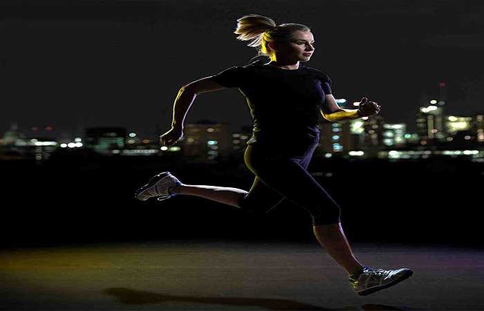 Tập thể dục khi quá muộn: Nhiều bạn có thói quen tập thể dục trước khi đi ngủ nhưng sự thật khi bạn tập thể dục trước khi đi ngủ (trong vòng 3 tiếng trước khi bạn bắt đầu ngủ) sẽ khiến thân nhiệt bạn tăng lên, nhịp sinh học cơ thể bị xáo trộn làm cho bạn khó ngủ, giấc ngủ chập chờn, không sâu giấc.