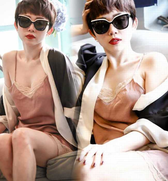 Là một ca sỹ theo đuổi phong cách gợi cảm, Tóc Tiên chuộng cách ăn mặc trễ nải, khoe bờ vai mềm mại và vòng 1 ỡm ờ đầy kích thích.