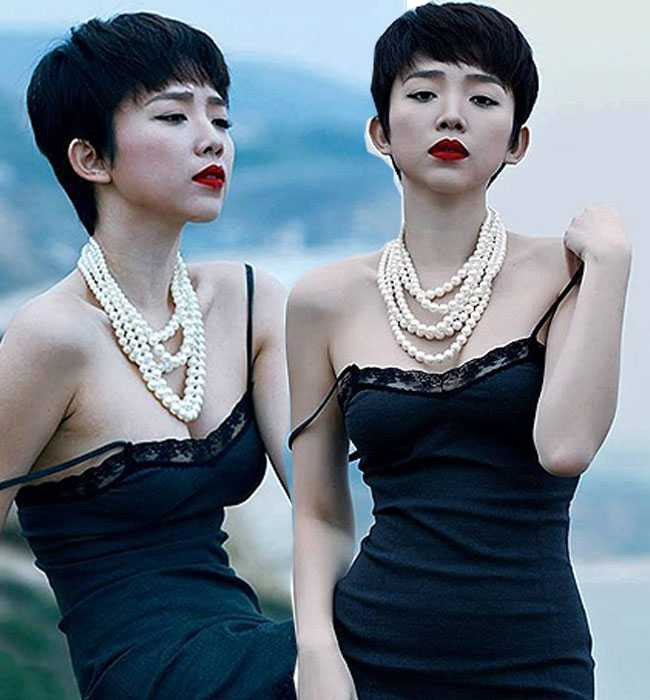 Cô thường kéo trễ những chiếc váy cổ rộng, áo sơ mi hay dây áo khiến người đối diện không thể rời mắt nhìn.