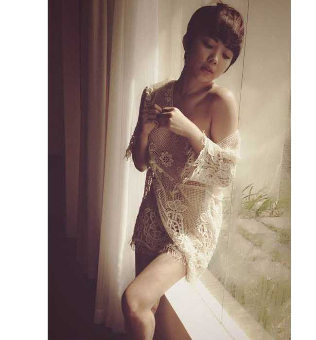 Người đẹp khoe đôi vai mềm mại bên khung cửa.