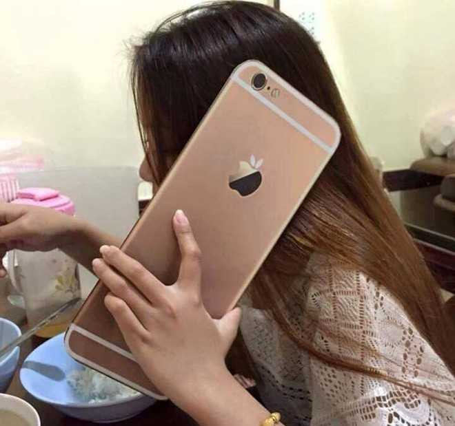 cô gái với iphone 9