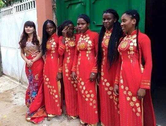 đội bê tráp có cô gái châu phi