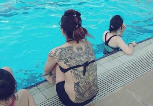 cô gái xăm hình ở bể bơi