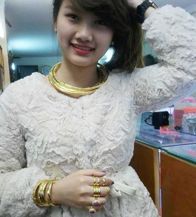 cô gái đeo vàng