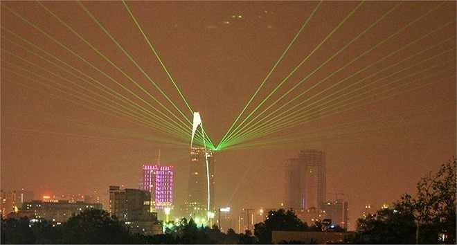 Trong chuỗi các chương trình văn hóa nghệ thuật chào đón tết dương lịch 2015, màn bắn pháo hoa là chương trình luôn được người dân TP.HCM chờ đón. Năm nay, toà tháp cao nhất TP.HCM Bitexco Financial Tower được lãnh đạo TP chọn làm nơi bắn pháo hoa kết hợp trình chiếu lazer nghệ thuật phục vụ người dân. Chương trình với thời lượng 15 phút, từ 00h00 - 00h15 ngày 1/1. Tập đoàn Bitexco, chủ đầu tư của tòa tháp, là đơn vị tài trợ cho chương trình. Những năm trước, chương trình pháo hoa thường được tổ