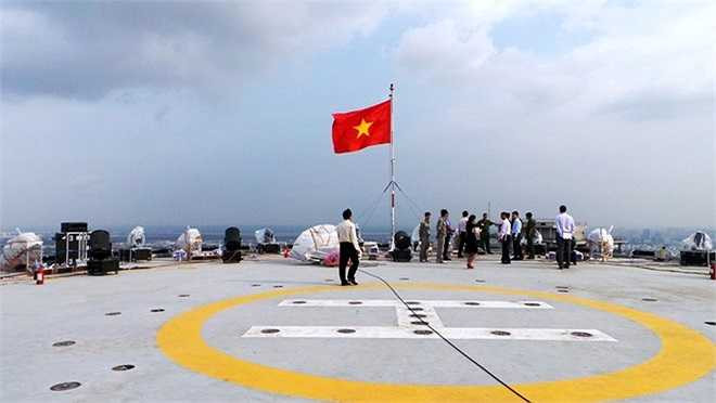 Khu vực lắp đặt pháo hoa chính là sân đỗ trực thăng nằm ở tầng 52 và nóc tầng 68 của toà nhà hình hoa sen độc đáo. Một số bệ pháo phụ trợ sẽ được lắp thêm tại vài điểm ở các toà nhà lân cận. Trong 15 phút bắn pháo hoa sẽ kết hợp với phần âm thanh và trình diễn ánh sáng lazer 3D, tạo hiệu ứng nghệ thuật tối đa cho chương trình. Các tạo hình lần lượt sẽ được chiếu trên 2 mặt thân tòa nhà Bitexco là các hình ảnh: Cờ Đảng, Cờ Tổ Quốc, hình ảnh Chủ tịch Hồ Chí Minh, các công trình biểu tượng của thàn