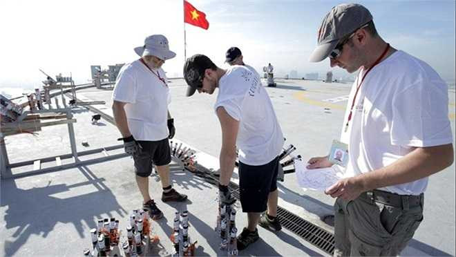 Các chuyên gia, kỹ sư của Ruggieri lắp đặt và kiểm tra các bệ pháo. Ruggieri là đơn vị hàng đầu trên thế giới chuyên thực hiện các màn trình diễn pháo hoa nghệ thuật tại các tòa nhà cao tầng.