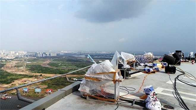 Sau khi được lắp đặt và kiểm tra kỹ càng, dàn pháo hoa bắn mừng năm mới được bao bọc cẩn thận và canh giữ nghiêm ngặt. Hệ thống âm thanh sẽ được bố trí tại 2 điểm (bến Bạch Đằng và công viên 23/9) để người dân có thể quan sát pháo hoa từ xa mà vẫn nghe được âm thanh tốt nhất.