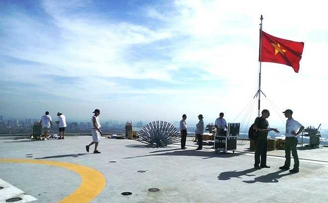 Để đảm bảo an toàn cho khu vực bắn, từ 21h ngày 31/12, một số tuyến đường sẽ được phong tỏa, bao gồm đường Hải Triều, Hồ Tùng Mậu, Ngô Đức Kế, Hàm Nghi (đoạn nối Pasteur - Tôn Đức Thắng), một phần Tôn Đức Thắng, Nguyễn Huệ, đoạn xung quanh khu vực bắn. Tòa tháp Bitexco Financial Tower cũng tạm dừng mọi hoạt động trong đêm 31/12.