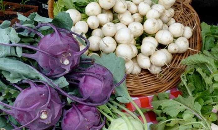 Hình ảnh su hào tím nổi bật và thu hút hơn hẳn so với các loại rau củ khác trên sạp hàng ở chợ.