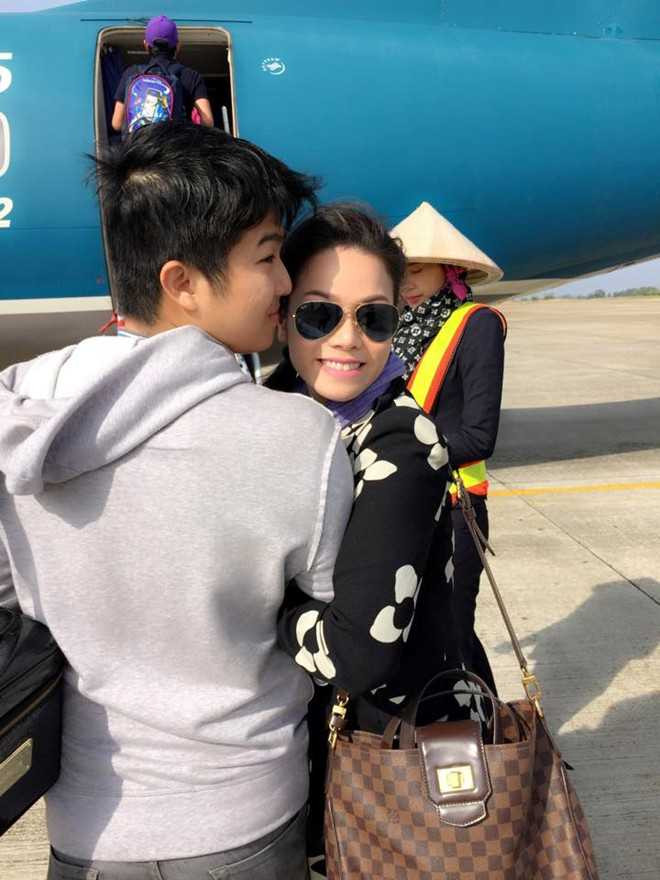 Mặc dù rất mệt mỏi vì khối lượng công việc đồ sộ nhưng giọng ca Lâu đài cát luôn rạng ngời hạnh phúc vì ông xã thấu hiểu và thông cảm cho nghề nghiệp của cô. Nhật Kim Anh chia sẻ, cô sẽ cố gắng làm tròn vai người vợ, người mẹ sau này để bù đắp cho tình yêu của chồng.