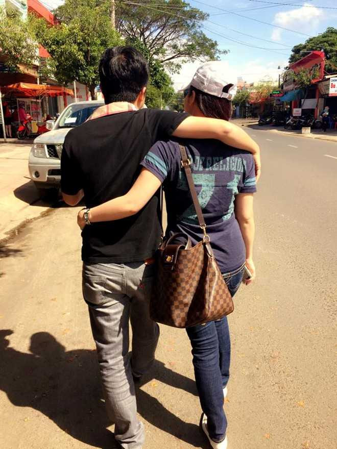 Người đẹp Long Thành cầm giả ca tiết lộ, cô vốn không thích xa xỉ nên tiệc cưới ngoài trời của cô ở Cần Thơ chỉ tiêu tốn hết 200 triệu đồng.