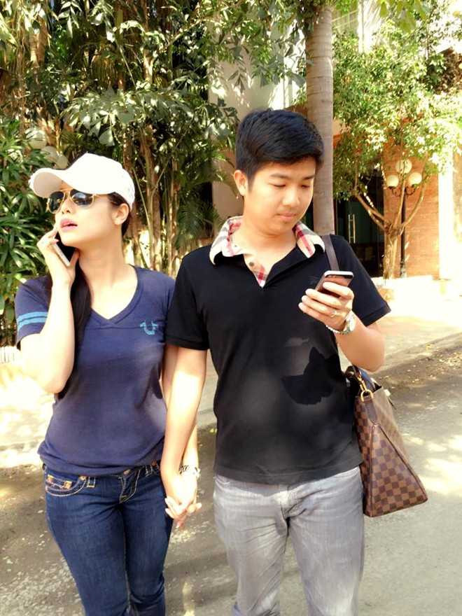 Cả 2 đều ăn mặc đơn giản nhưng ánh mắt hạnh phúc của họ ngập tràn ở mọi nơi.