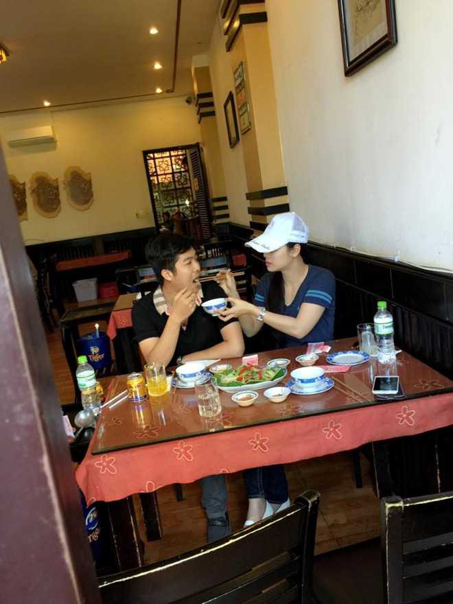 Hai vợ chồng cười đùa vui vẻ trong lúc ăn cơm. Nhật Kim Anh phủ nhận việc "lấy chồng bỏ cuộc chơi" nhưng cô vẫn muốn dành thời gian cho gia đình.