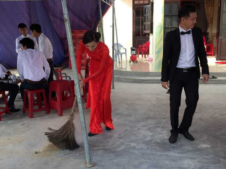 (VTC News) - Đám ăn hỏi của Lê Thuý cùng Đỗ An đã được diễn ra ấm cúng và giản dị tại nhà gái ở Quảng Bình.