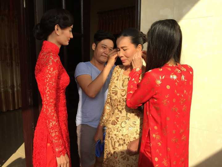 (VTC News) - Đám ăn hỏi của Lê Thuý cùng Đỗ An đã được diễn ra ấm cúng và giản dị tại nhà gái ở Quảng Bình.