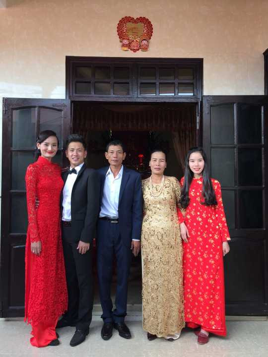 (VTC News) - Đám ăn hỏi của Lê Thuý cùng Đỗ An đã được diễn ra ấm cúng và giản dị tại nhà gái ở Quảng Bình.