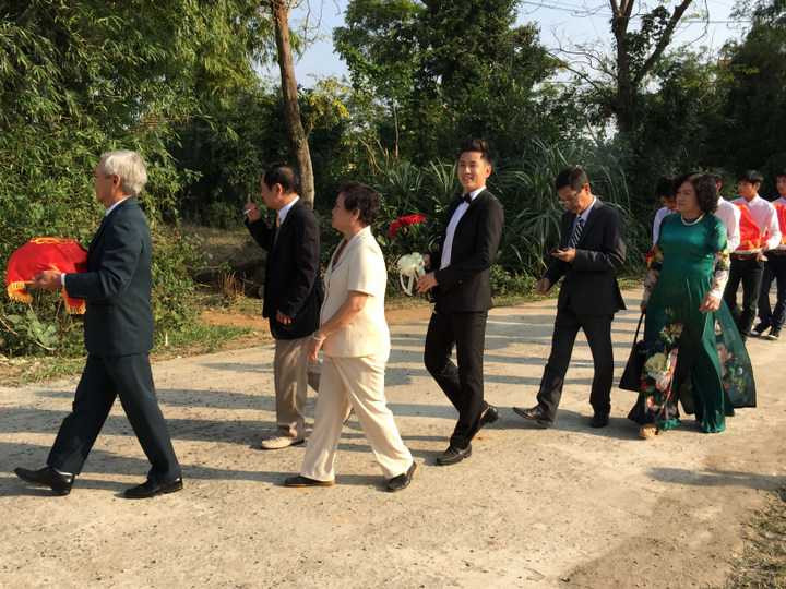 (VTC News) - Đám ăn hỏi của Lê Thuý cùng Đỗ An đã được diễn ra ấm cúng và giản dị tại nhà gái ở Quảng Bình.