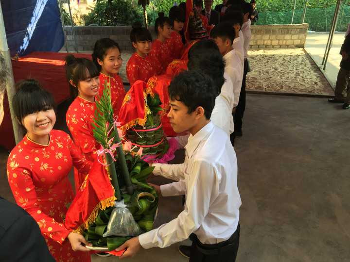 (VTC News) - Đám ăn hỏi của Lê Thuý cùng Đỗ An đã được diễn ra ấm cúng và giản dị tại nhà gái ở Quảng Bình.