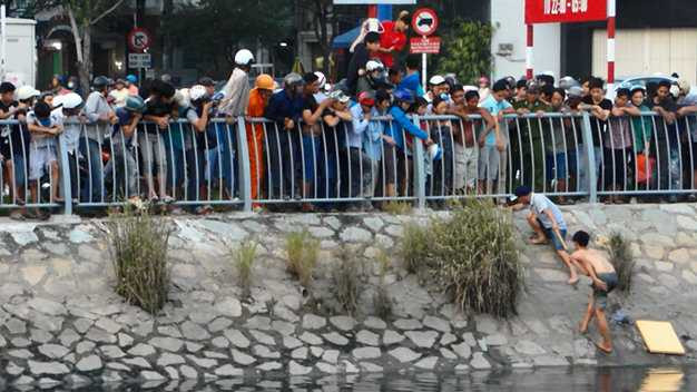 Dân Sài Gòn cởi áo cho kẻ trộm mặc chống lạnh