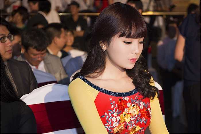 Tuy vậy, người đẹp đã từng ngày khắc phục những nhược điểm trên khuôn mặt.