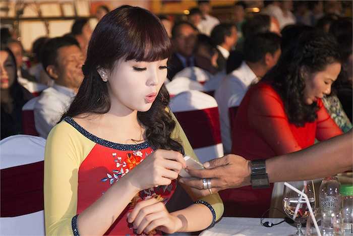 Người đẹp tuổi 18 vẫn rất xì-tin.