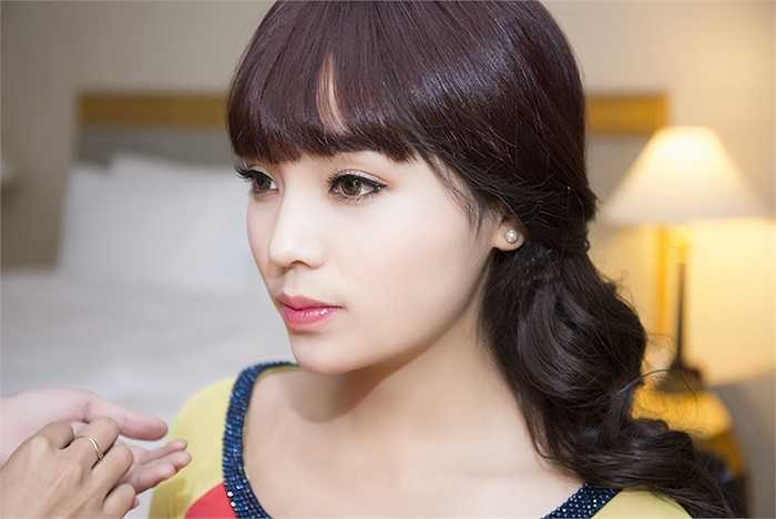 Mái tóc của người đẹp được để mái bằng và uốn xoăn nhẹ.