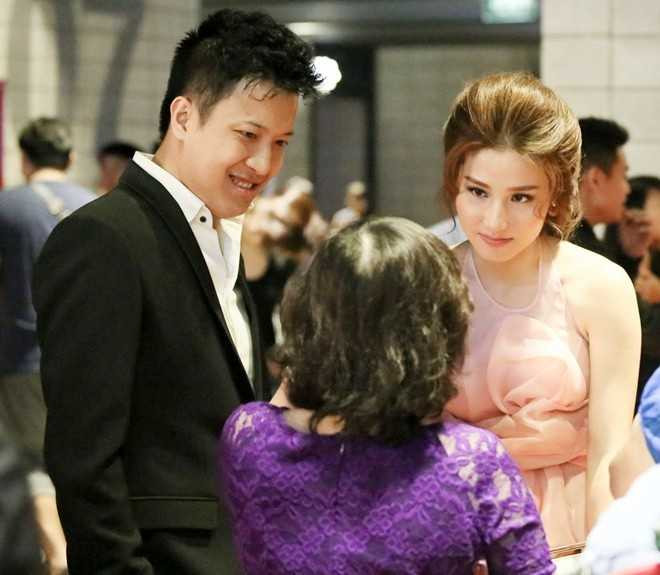 Diễm My 9X công khai hẹn hò doanh nhân trẻ từ tháng 6/2013. Anh thường xuyên tháp tùng cô đến các sự kiện giải trí. Trước đó không lâu, Diễm My từng dành cho bạn trai Phan Đức nhiều lời khen có cánh, thậm chí cô còn tiết lộ bạn trai đã cầu hôn và được hai bên gia đình ủng hộ. 