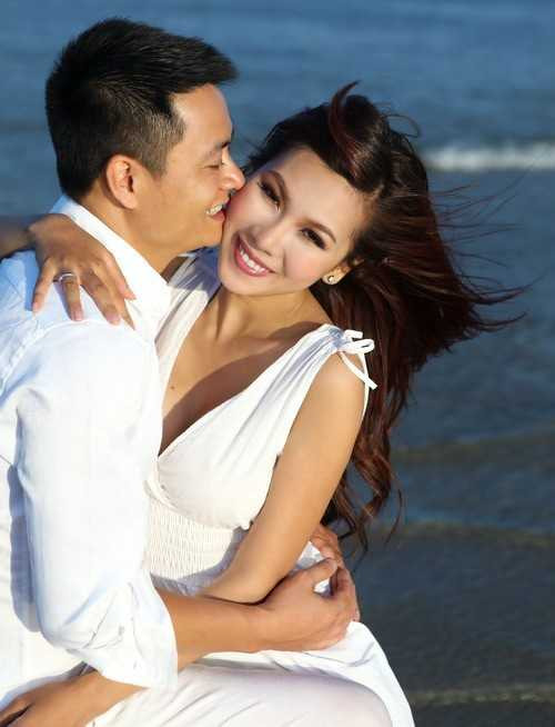 Mối tình đẹp của nữ ca sỹ Khánh Ngọc và cựu xạ thủ Nguyễn Trung Hiếu từng khiến nhiều người ngưỡng mộ. Năm 2011, cặp đôi tổ chức đám cưới trong sự chúc phúc của bạn bè, đồng nghiệp. Không lâu sau đó, Khánh Ngọc sinh con trai đầu lòng và tạm gác công việc ca hát để ở nhà chăm sóc gia đình. Tuy nhiên, cô hiếm khi chia sẻ ảnh con trai lên trang cá nhân.