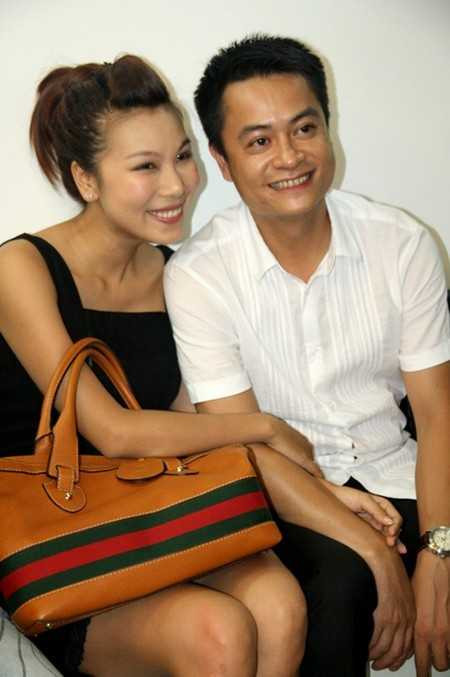 Trong khoảng thời gian Khánh Ngọc tham gia chương trình Cặp đôi hoàn hảo 2013, đã có nhiều tin đồn về hôn nhân rạn nứt của vợ chồng cô, nhưng giọng ca Vầng trăng khóc vẫn giữ im lặng trước truyền thông. Đến giữa tháng 7/2014, Khánh Ngọc mới chính thức thừa nhận đã ly hôn cựu xạ thủ được gần 1 năm.