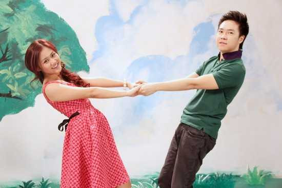 Văn Mai Hương - Lê Hiếu từng được coi là một trong những cặp đôi đẹp nhất làng nhạc Việt. Cặp đôi bắt đầu hẹn hò từ khoảng giữa năm 2011, tuy nhiên, đúng dịp Valentine 2012, họ mới quyết định công khai chuyện tình cảm khi Văn Mai Hương mời Lê Hiếu đóng vai chính trong MV Ngày chung đôi của cô. Cả hai đã có những cảnh quay rất lãng mạn, tình cảm. Trong suốt khoảng thời gian hẹn hò, Lê Hiếu thường xuyên tay trong tay người yêu 9X đến các sự kiện lớn nhỏ, cũng như hộ tống cô đi diễn. Văn Mai Hương từng tâm sự Lê Hiếu không thuộc mẫu người quá lãng mạn nhưng cô yêu anh vì sự chân thành, tinh tế và biết quan tâm bạn gái. 