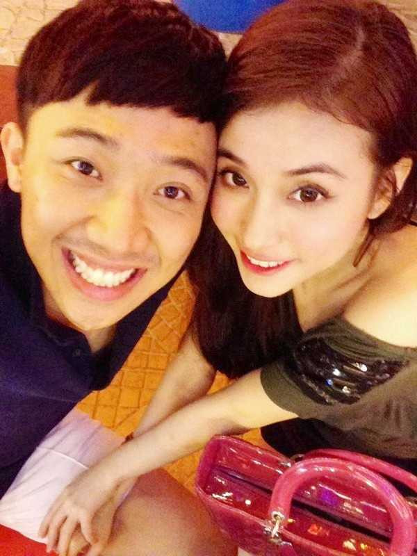 Trong khoảng thời gian bên nhau, Trấn Thành - Mai Hồ quấn quýt như hình với bóng, thường xuyên đăng tải hình ảnh ngọt ngào lên trang cá nhân. MC 8X không chỉ chiều chuộng, chăm sóc bạn gái, mà còn dành tặng cô nhiều món quà bất ngờ thú vị. Tại thời điểm cặp đôi tuyên bố đường ai nấy đi, thông tin Mai Hồ đã lập gia đình và có con trai bất ngờ xuất hiện trên mạng, khiến dư luận xôn xao. Lo lắng cho cuộc sống của bạn gái cũ bị soi mói, Trấn Thành đã lên tiếng bênh vực cô và hy vọng mọi người không nên bàn tán thêm về chuyện riêng tư của mẹ con Mai Hồ.