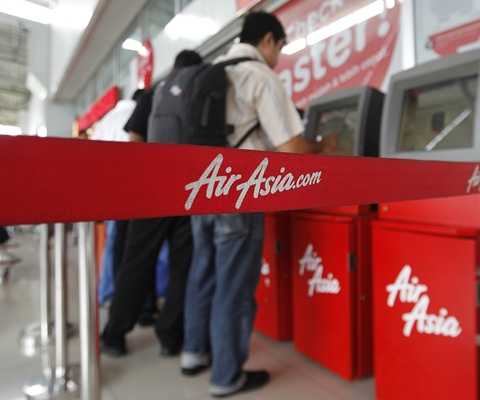Máy bay QZ8501 của hãng AirAsia đã mất tích và công cuộc tìm kiếm đang khẩn trương diễn ra 