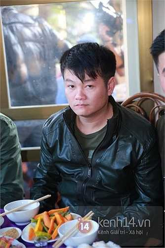 Anh giữ vẻ trầm tư trong tiệc cưới