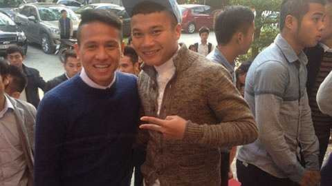 Hậu vệ Đình Hoàng và Phi Sơn hớn hở khi đi dự đám cưới