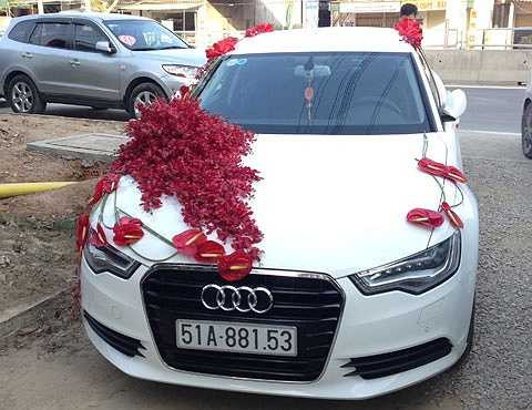 Công Vinh lái xe Audi đón Thủy Tiên