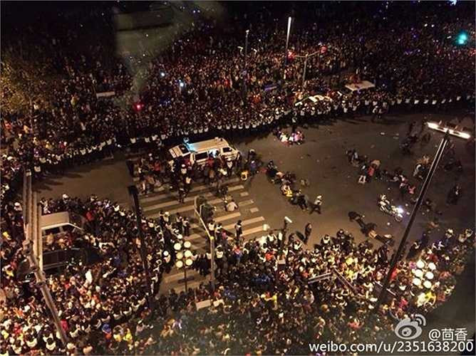 Cảnh sát làm nhiệm vụ phân chia đám đông, tránh gây thêm thương vong trong đêm giao thừa ở Thượng Hải