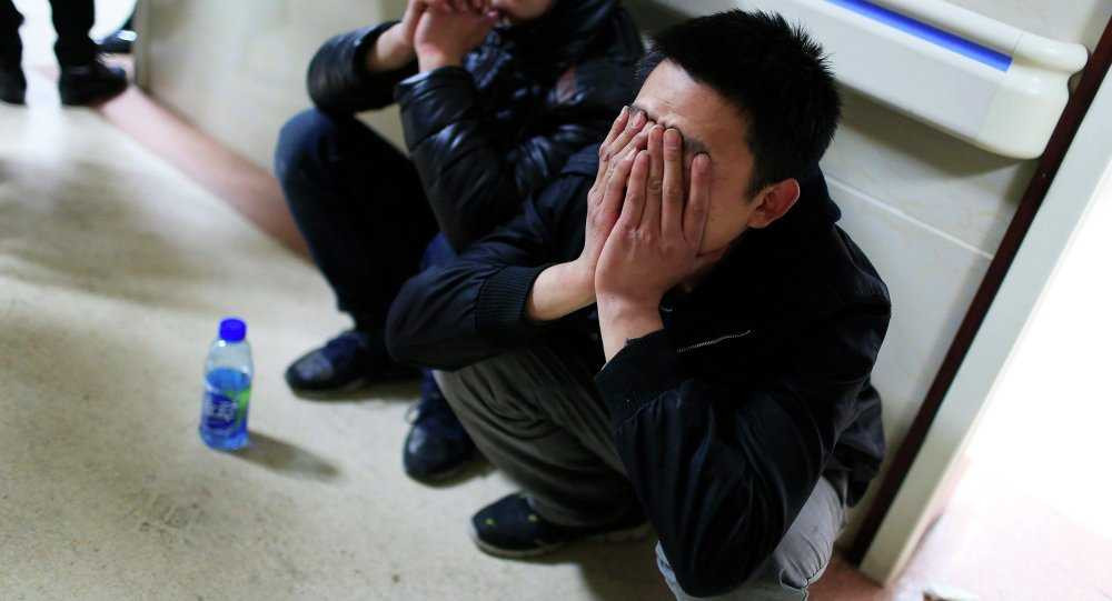 Thân nhân người gặp nạn đợi chờ kết quả cứu chữa trong bệnh viện