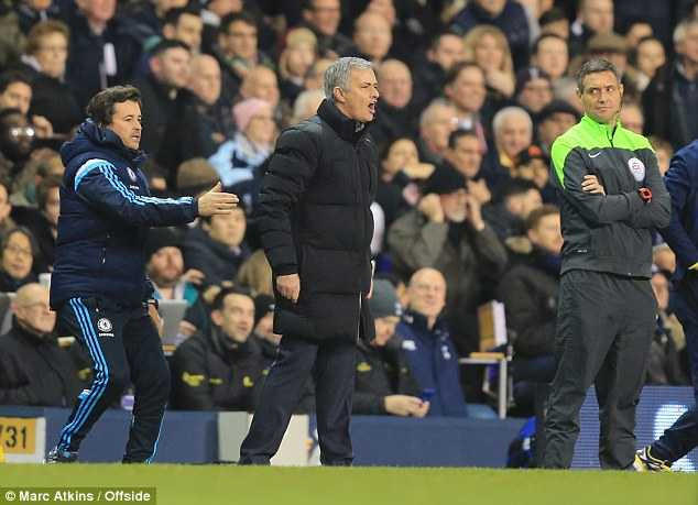 Các trợ lí cũng không thể can ngăn Mourinho lao vào 'ăn tươi nuốt sống' trọng tài