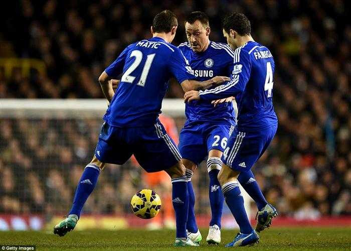 Matic, Terry, Fabregas lúng túng tranh bóng lẫn nhau