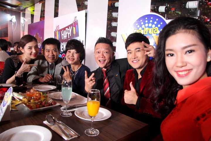 Gala Bữa trưa vui vẻ cũng lần đầu tiên quy tụ đông đảo dàn MC rất hot của chương trình gồm bếp phó Trần Quang Minh, Công Tố, Thanh Huyền, Minh Xù, Minh Trí. 